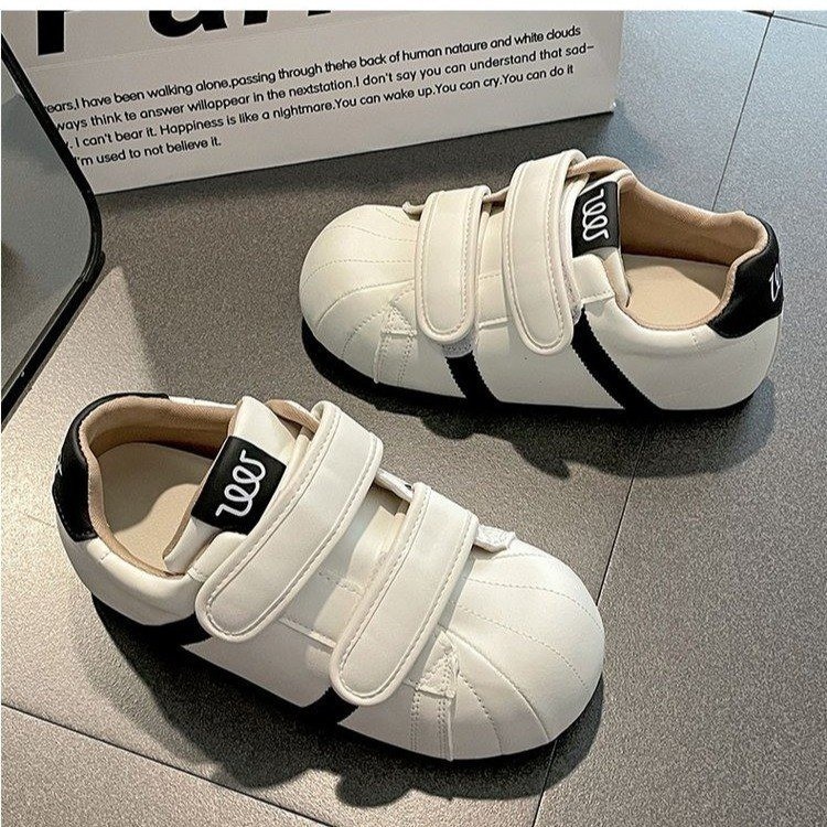 2025 otoño invierno zapatos de conchas feos y lindos marca de moda ligera velcro de suela gruesa universal pegatinas de pan de nicho zapatos casuales para mujeres