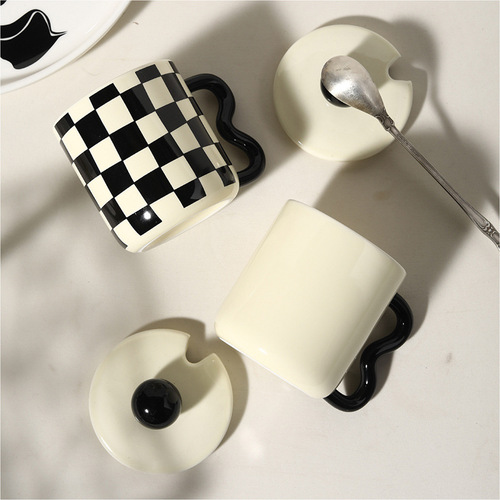 Checkerboard retro ceramic mug with lid, special handle cup, office coffee cup, household niche milk cup