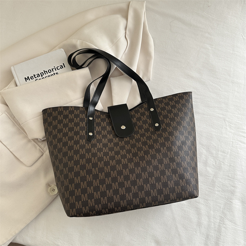 2025 primavera y verano nuevo tipo de gran capacidad portátil bolso de hombro, nicho de diseño casual, moda simple bolso de brazo