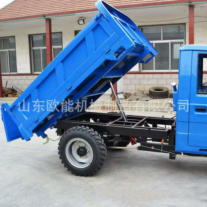 Инженерный дизельно-электрический трехколесный самосвал для горных работ и строительных площадок с гидравлическим ручным управлением.