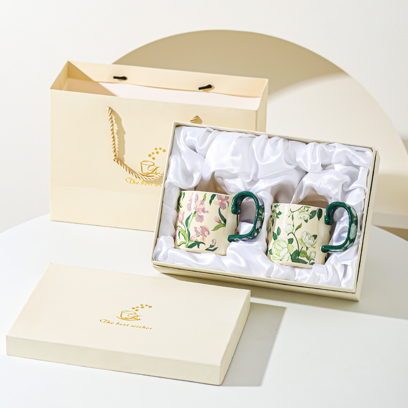 Celebridades de Internet Taza de lujo ligera retro Iris Taza de agua Camellia Taza de cerámica de gran capacidad Taza de cerámica Caja de regalo Pareja