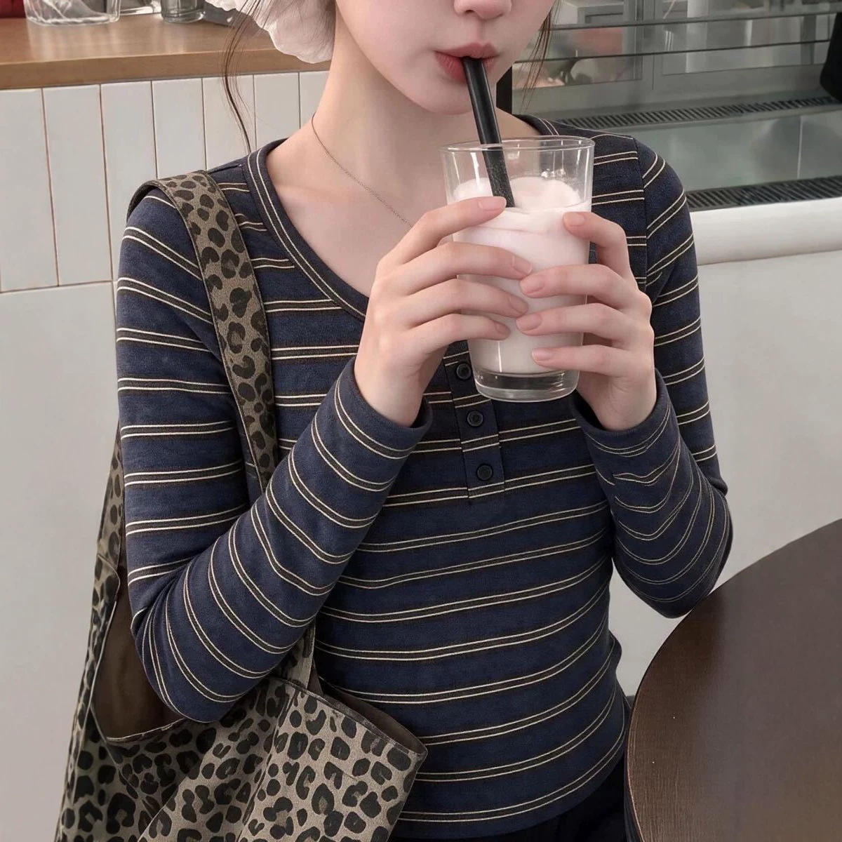 秋冬新款纽扣爆款条纹打底衫女圆领百搭修身显瘦长袖针织内搭上衣