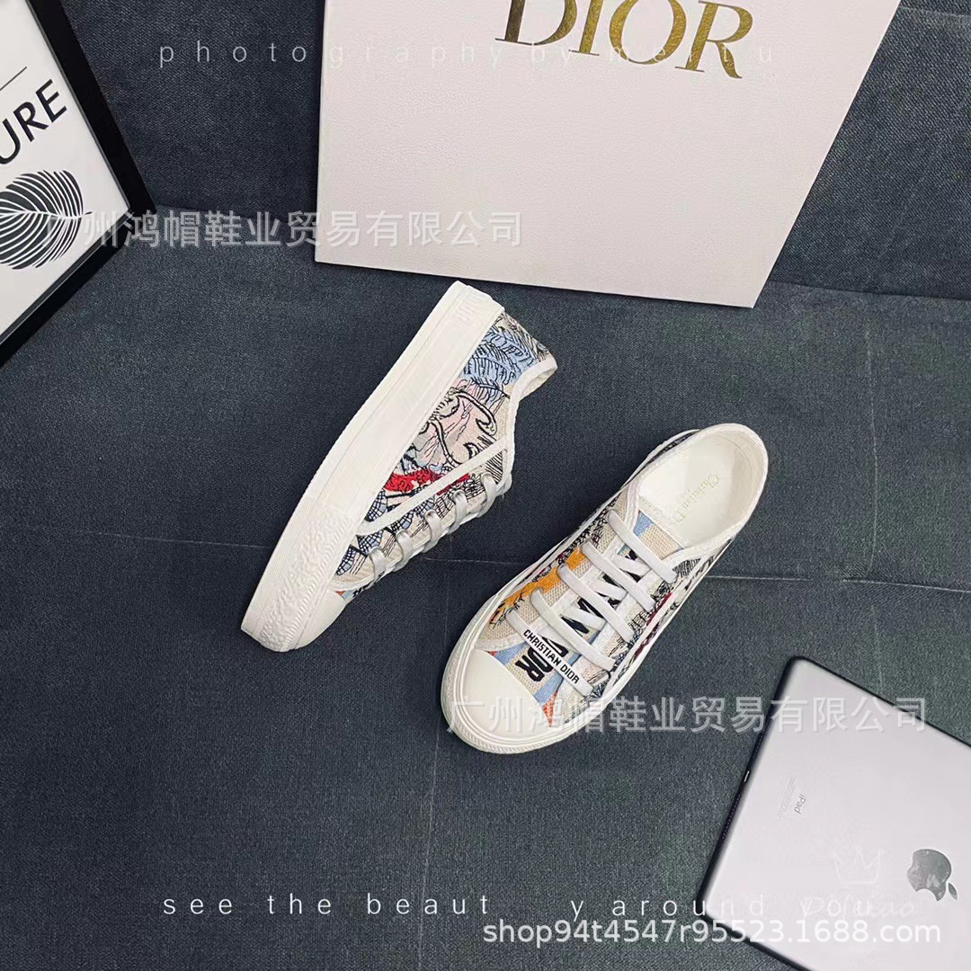 2024 Estación europea Primavera Nuevo estilo Bordado Alfabeto D Hogar Mujer Trendy ins Todo fósforo nicho Otoño Zapatos de lona plana Fondo plano