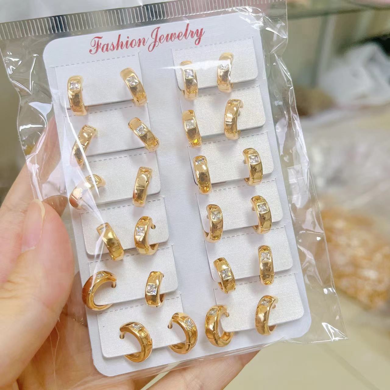 Pendientes de aro chapados en oro, estilo lujo ligero, con piedras brillantes, elegantes y versátiles