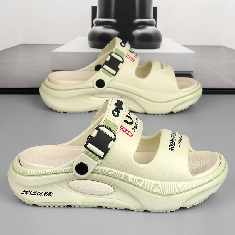 Pantuflas pareja de verano 2025 nuevo estilo casual de dos manos junto al mar vadeo ligero de suela gruesa para pisar las chanclas para hombres