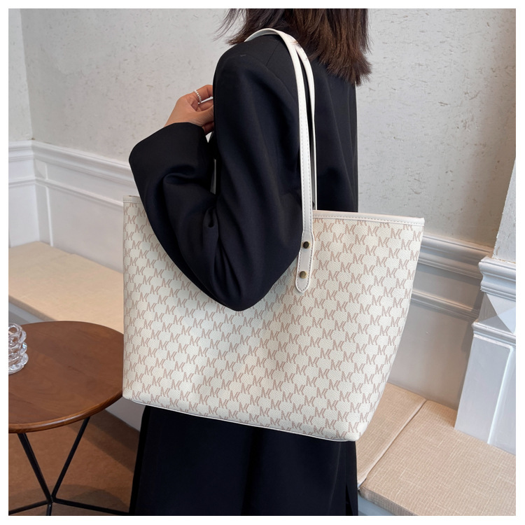Bolsos de textura avanzada, bolsas de hombro con letras impresas transfronterizas, nichos, bolsas de mano retrógradas para viajar