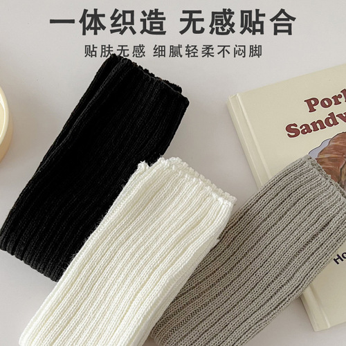 Double-needle wool socks protect the calves from the cold. Thick-needle white ankle heap knee pads that won’t fall off. New style for autumn and winter.