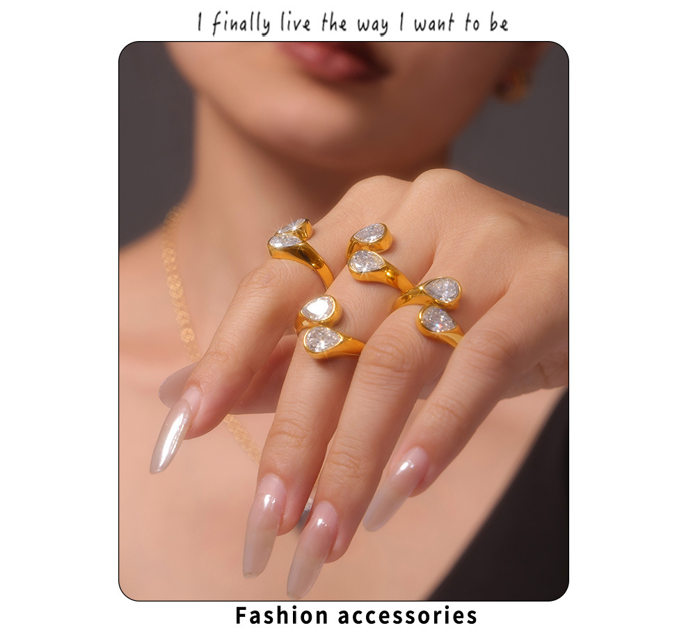 Anello aperto in acciaio al titanio con doppia goccia d'acqua e zircone quadrato 3A, colore PVD conservato, da donna_voghion.com