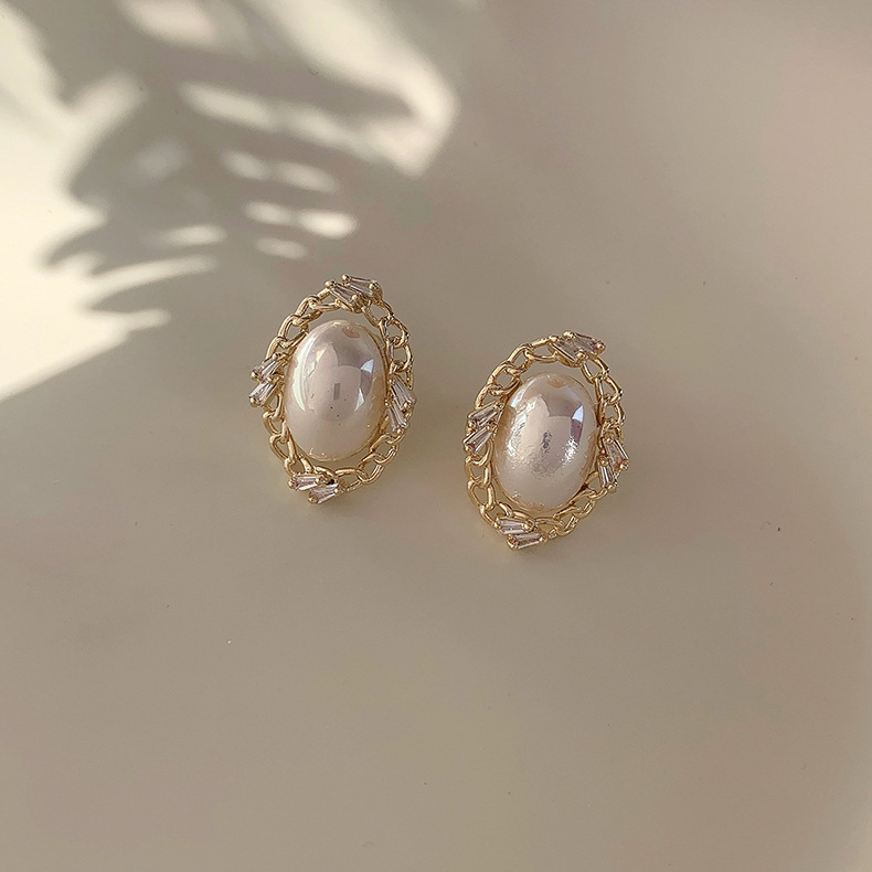 Vintage Oval Pearl Stud Earrings Wholesale Nihaojewelry display picture 4