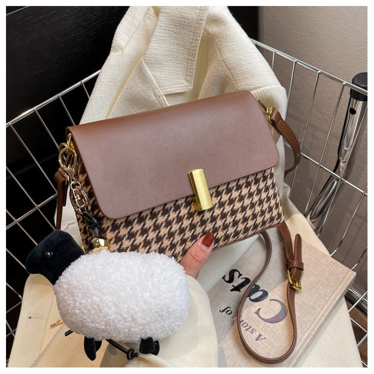 2021 New Fashion Autumn And Winter Houndstooth Shoulder Messenger Small Square Bag display picture 2