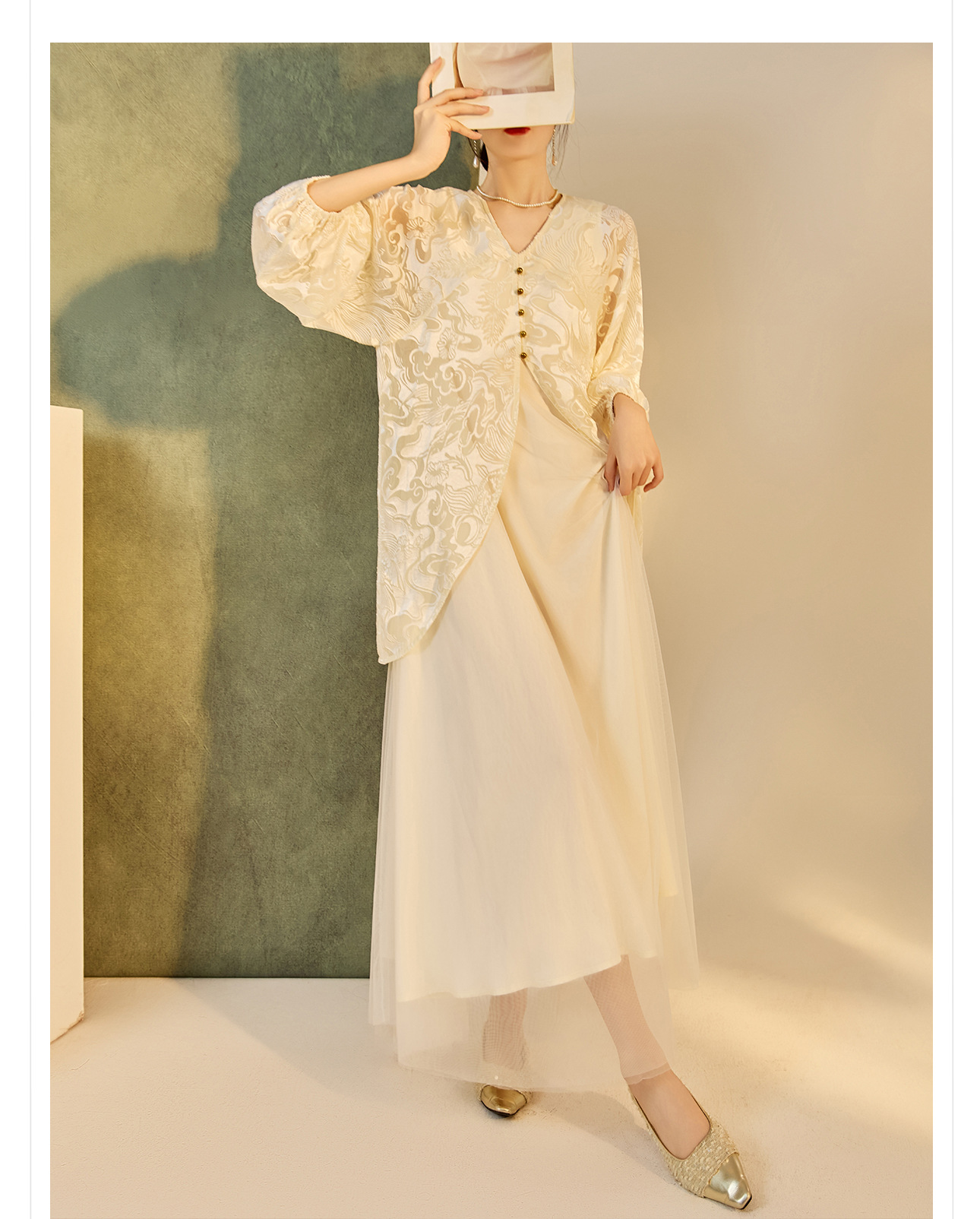 Đầm maxi nữ phong cách Trung Hoa cao cấp, tay dài, cổ cao, họa tiết in hoa cháy kết hợp ghép vải — bầu trời xanh, Màu trắng nhạt chi tiết 22
