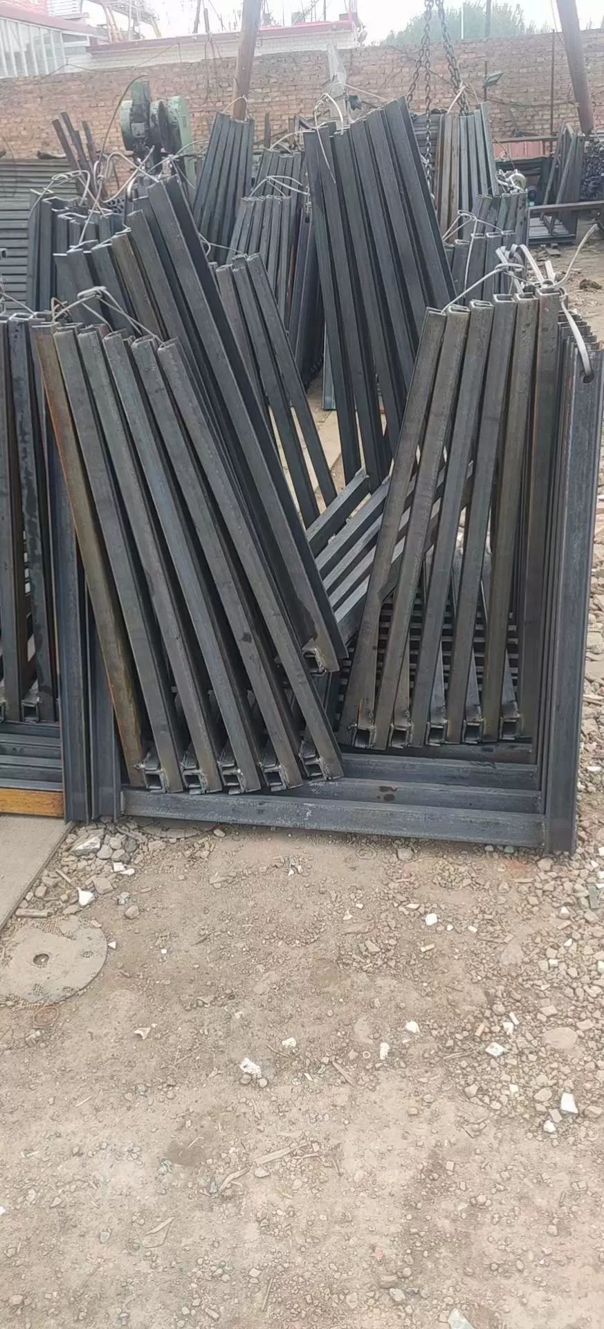 선반 한 쌍, 내부 너비 1.02m 및 내부 높이 1.03m