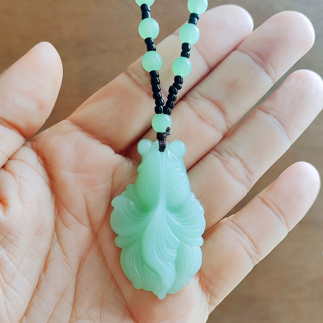 라이트 그린 금붕어 볼 스웨터 체인