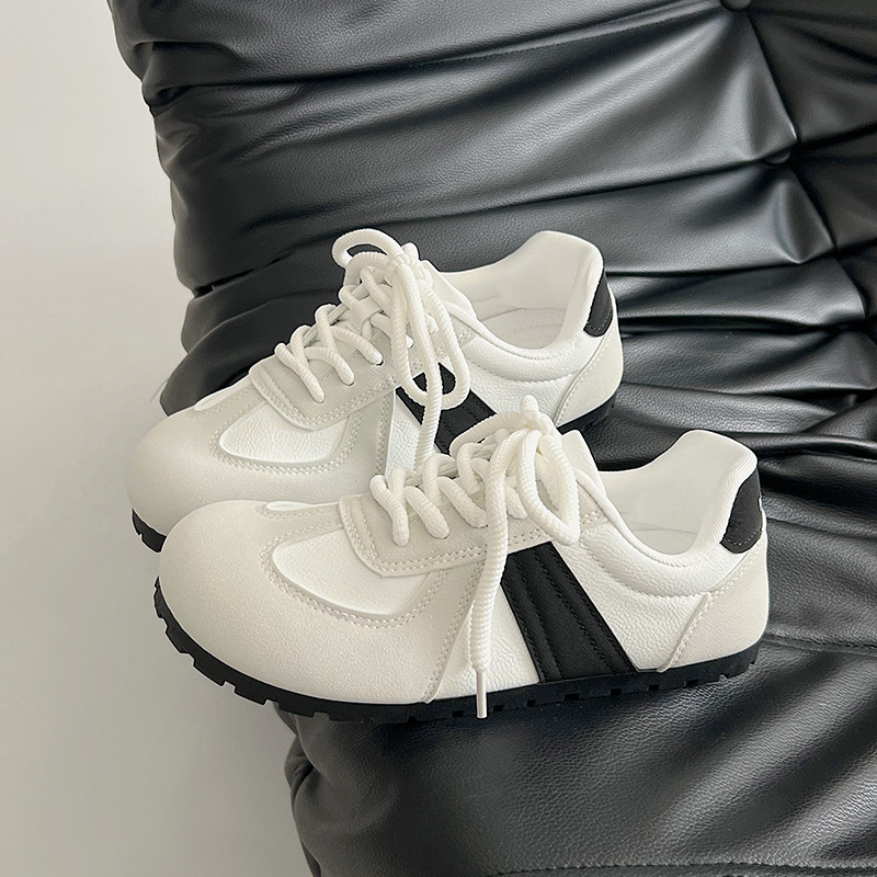 Casual retro Commuter 2025 nuevo estilo primavera y otoño ligero fondo delgado deportes todo fósforo punta redonda fondo plano puff zapatos de entrenamiento alemán para mujer