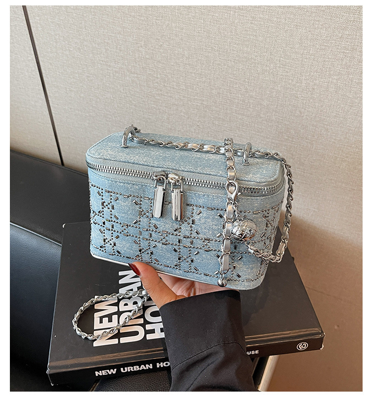 The diamond-shaped chain crossbody bag for women in the summer of 2025 features a fashionable and niche design. This year, the box bucket bag is in vogue full figure