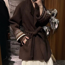 2025冬季新款民族风刺绣袖口翻领毛呢外套女中长款系带收腰大衣