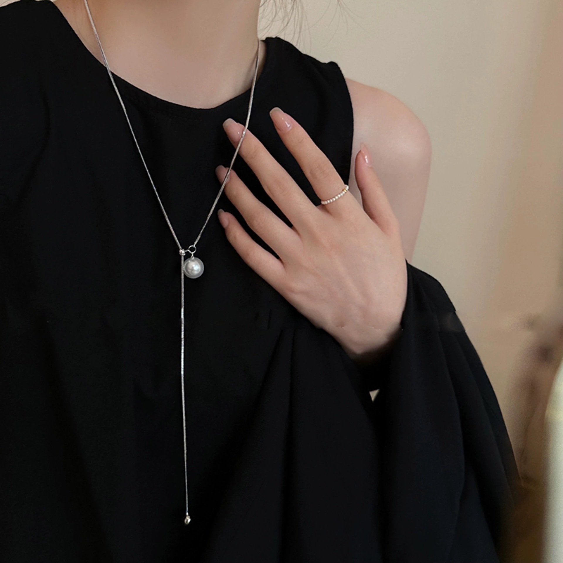 秋冬简约抽拉长款圆球流苏钛钢毛衣链小众设计灰色珍珠卫衣链项链