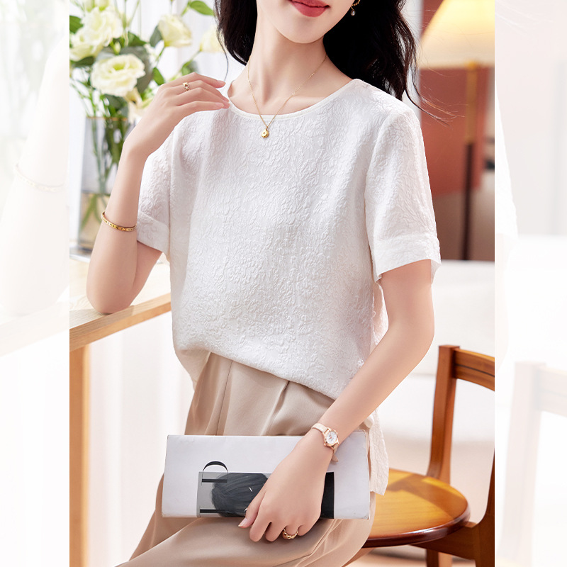Silk solid color T-shirt with a round collar