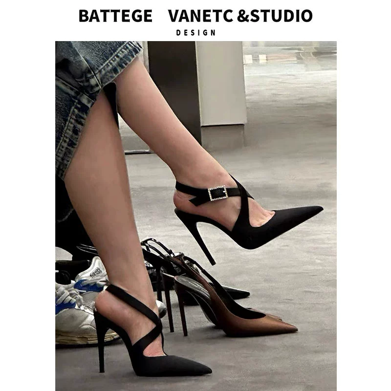 Черные остроконечные стразы квадратные пуговицы сандалии женские летние 2025 новые крест пуговицы сексуальные каблуки женские туфли