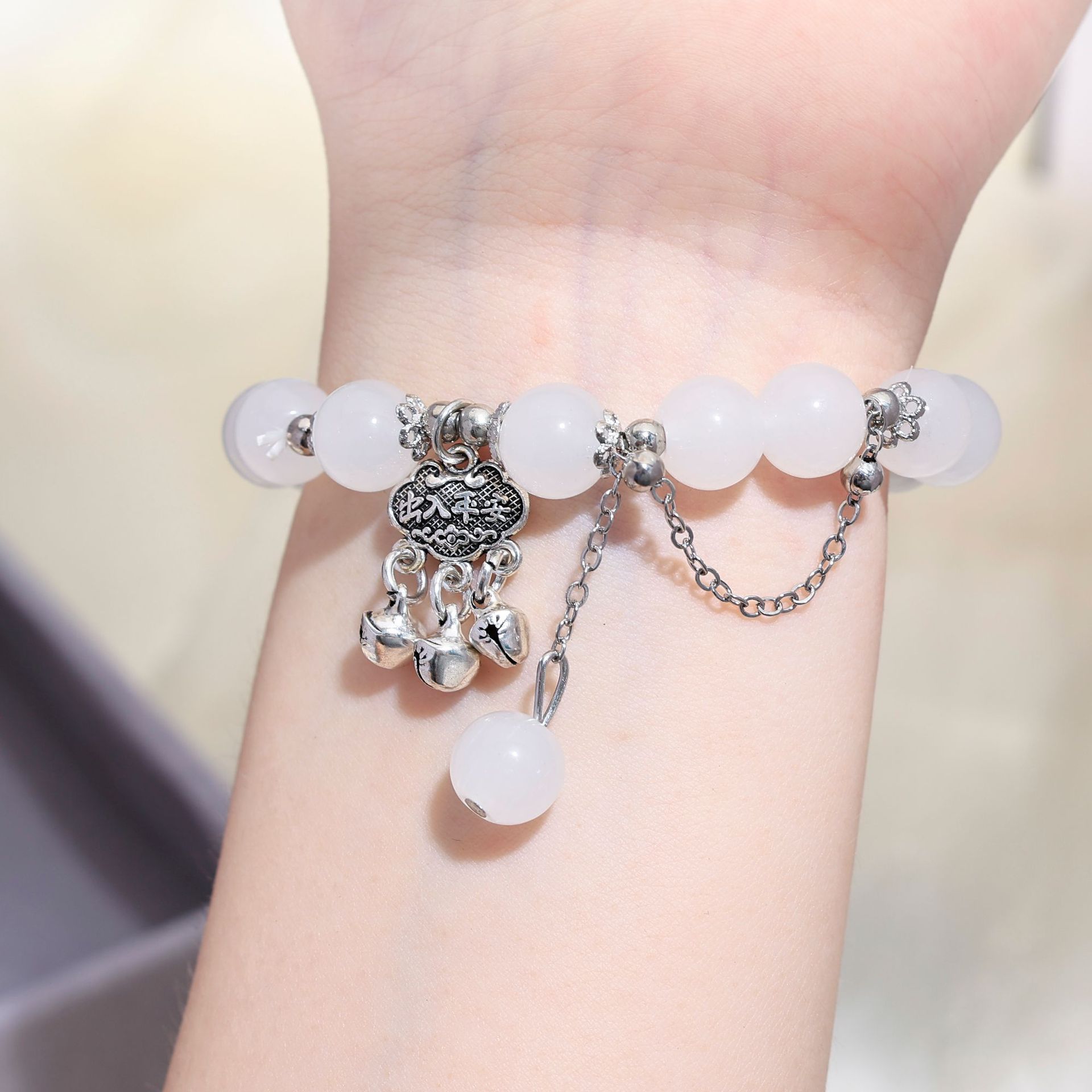 Pulsera de cuentas rotas de mariposa de color fresco pequeño, diseño de nicho de estilo ins femenino, nueva joyería de cristal de luna de luna de luna de luna de luna gris