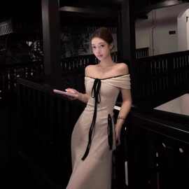 法式绝色一字肩连衣裙女早春季纯欲风气质修身收腰包臀长裙子