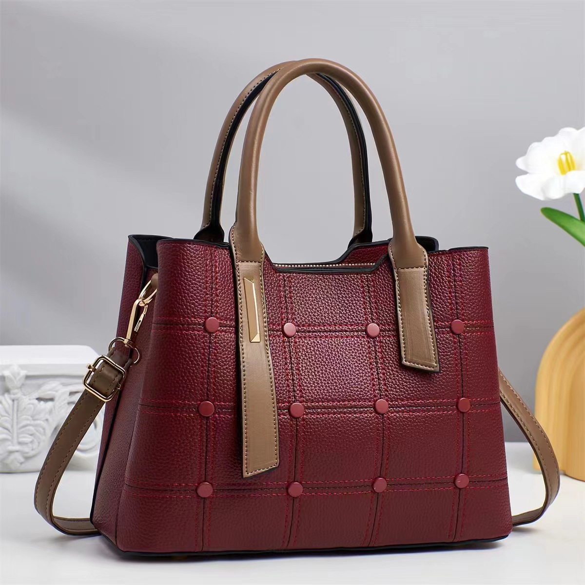 Moda femenina caliente 2025 fabricante de bolsos de mensajero de un solo hombro comercio exterior estilo caliente nuevo bolso grande de todo fósforo para damas portátiles
