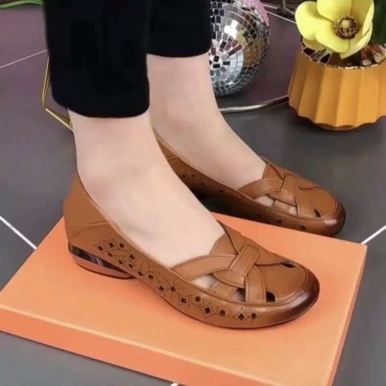 Sandalias 2026 verano nuevo hueco transpirable zapatos casuales de mediana edad cómodos zapatos de mujer madre suave