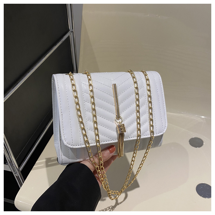 Borsa a tracolla donna con ricamo catena e nappine elegante_voghion.com