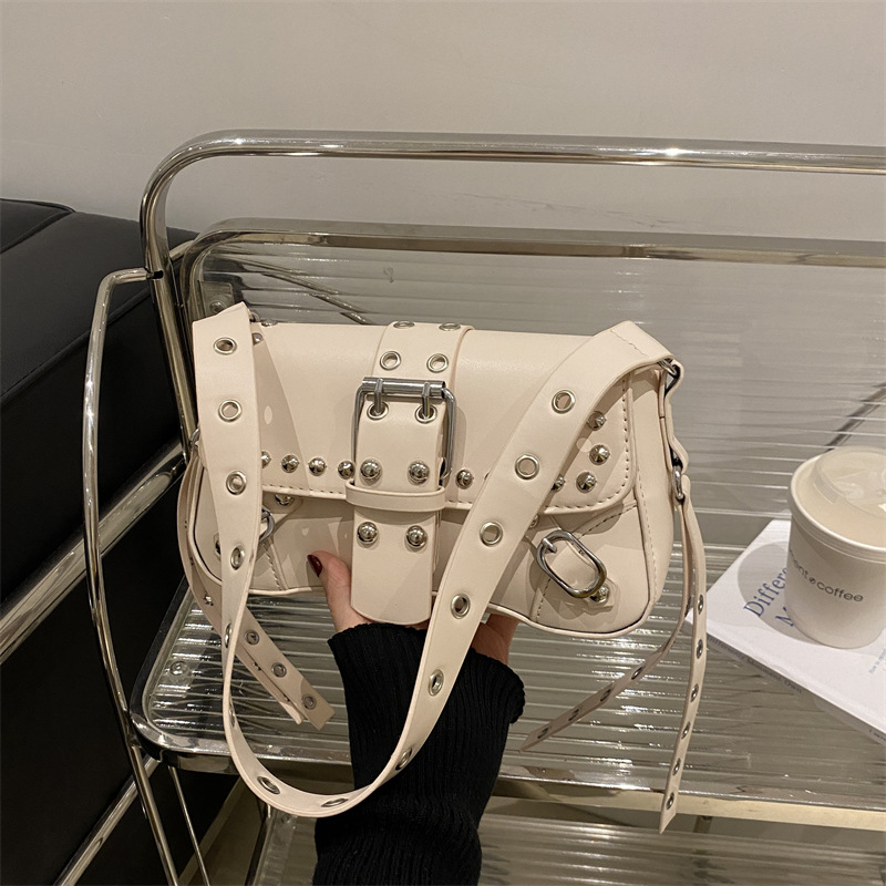 Nicho de diseño de cinturón de hebilla caliente 2025 nuevo tipo de bolso de brazo de viaje bolso de hombro de remaches personales