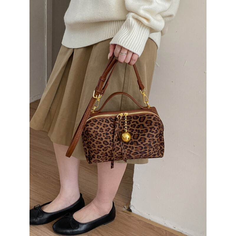 Super trendy and niche leopard print handbag for women, 2026 new versatile crossbody bag, autumn/winter retro matte finish small square handbag Super trendy and niche leopard print handbag for women, 2026 new versatile crossbody bag, autumn/winter retro matte finish small square handbag