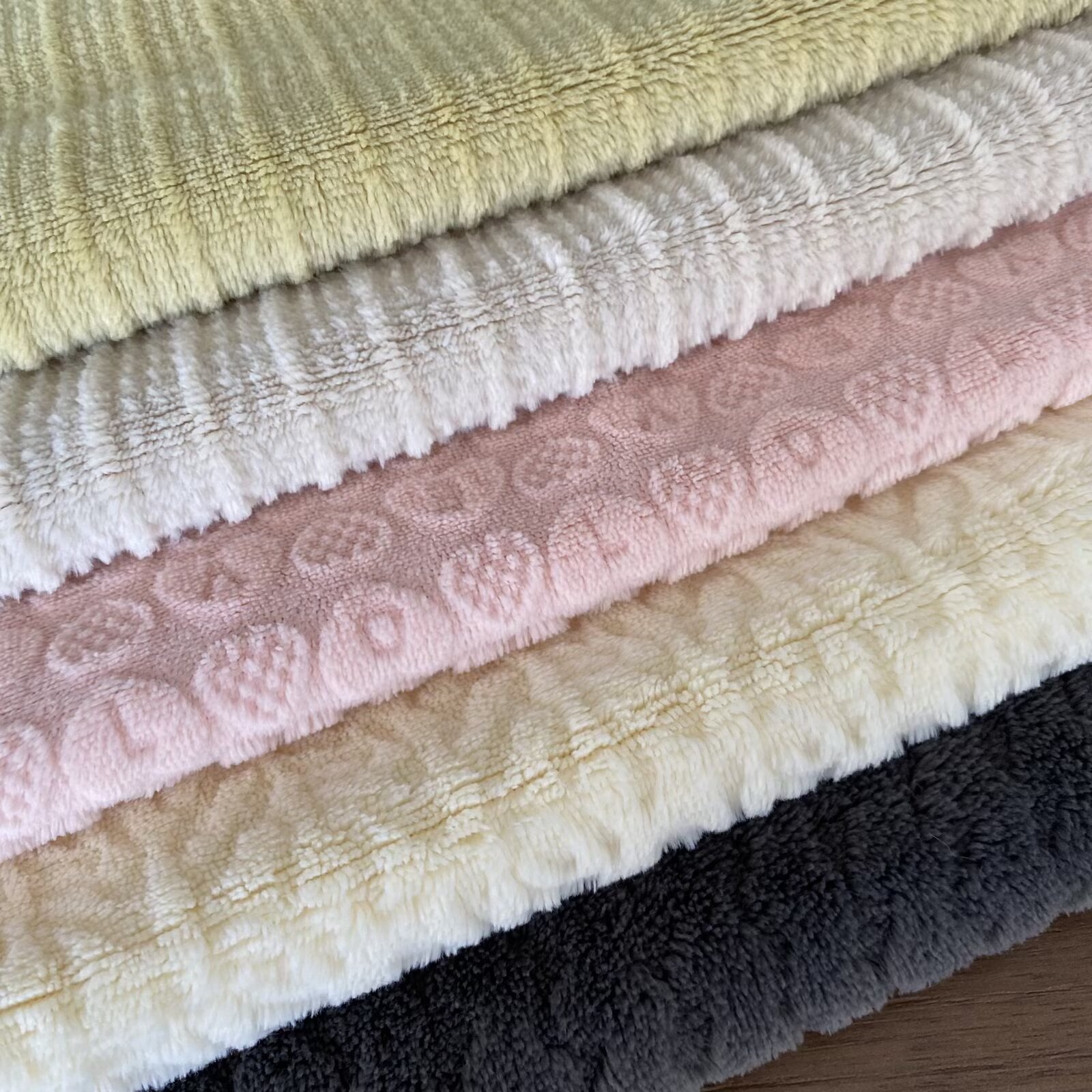 牛奶绒烂花面料睡衣毛毯布料涤纶印花绒布床单被套面料批发