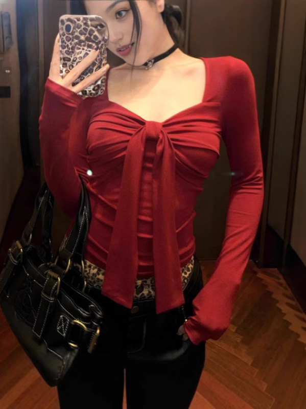 ギャルのシックなレトロな赤いラッパの袖のtシャツの底のシャツの女性の秋冬の中で高腰のタイトな高級感の上着を掛けます。|undefined