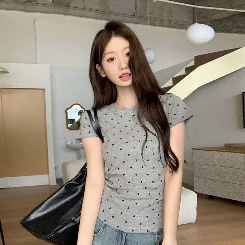 Diseño coreano sexy punto de onda pequeño cuello redondo hombro corto camiseta de manga corta camiseta de mujer delgada con camiseta de fondo de moda de mujer