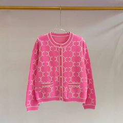 南油のニットはアルファベットいっぱいのジャカードの赤いカーディガンの爆発的な長袖の上着です。