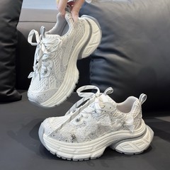ヨーロッパの商品のドリルのお父さんの靴の女性の2025新型の蝶結びのファッションの通気性のネットの糸の厚い底は高くなってレジャーの運動靴を高めます。