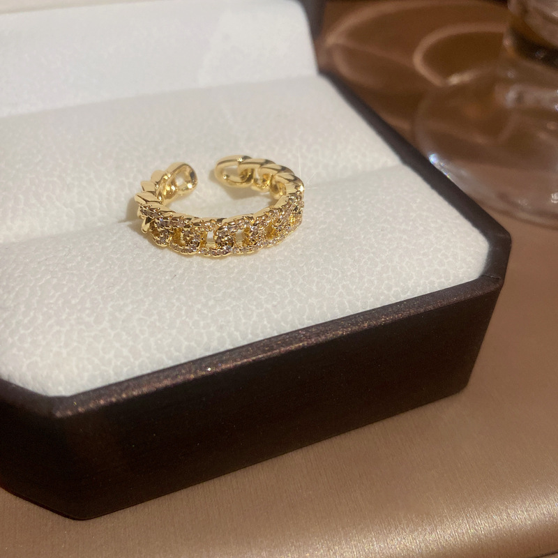 レトロな円形の緑松石の開口指輪の宮廷風の大衆の設計のファッション的な指輪の軽い贅沢な高級感の食指の指輪