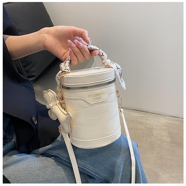 Ins Frauen 2024 neue zylindrische Schal Handtasche Trend Nischenstruktur Western Stil einzelne Schulter Umhängetasche_voghion.com