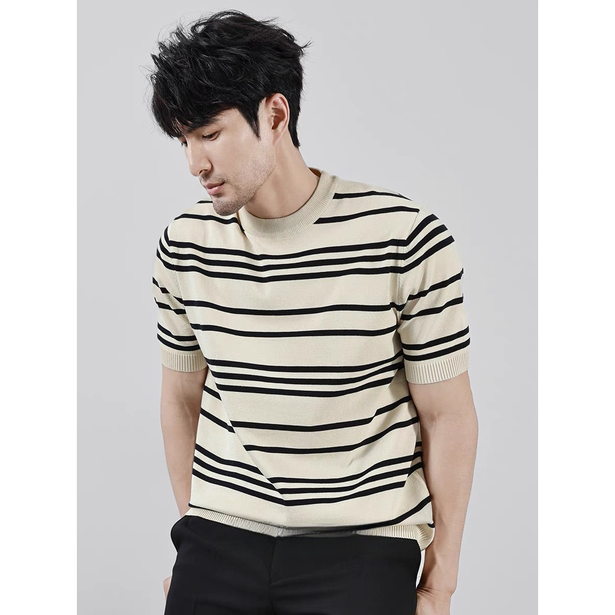 Camisa de punto de manga corta de verano para hombre, a rayas, corte ajustado, estilo coreano, de seda helada, versátil, para negocios, venta al por mayor, refrescante.