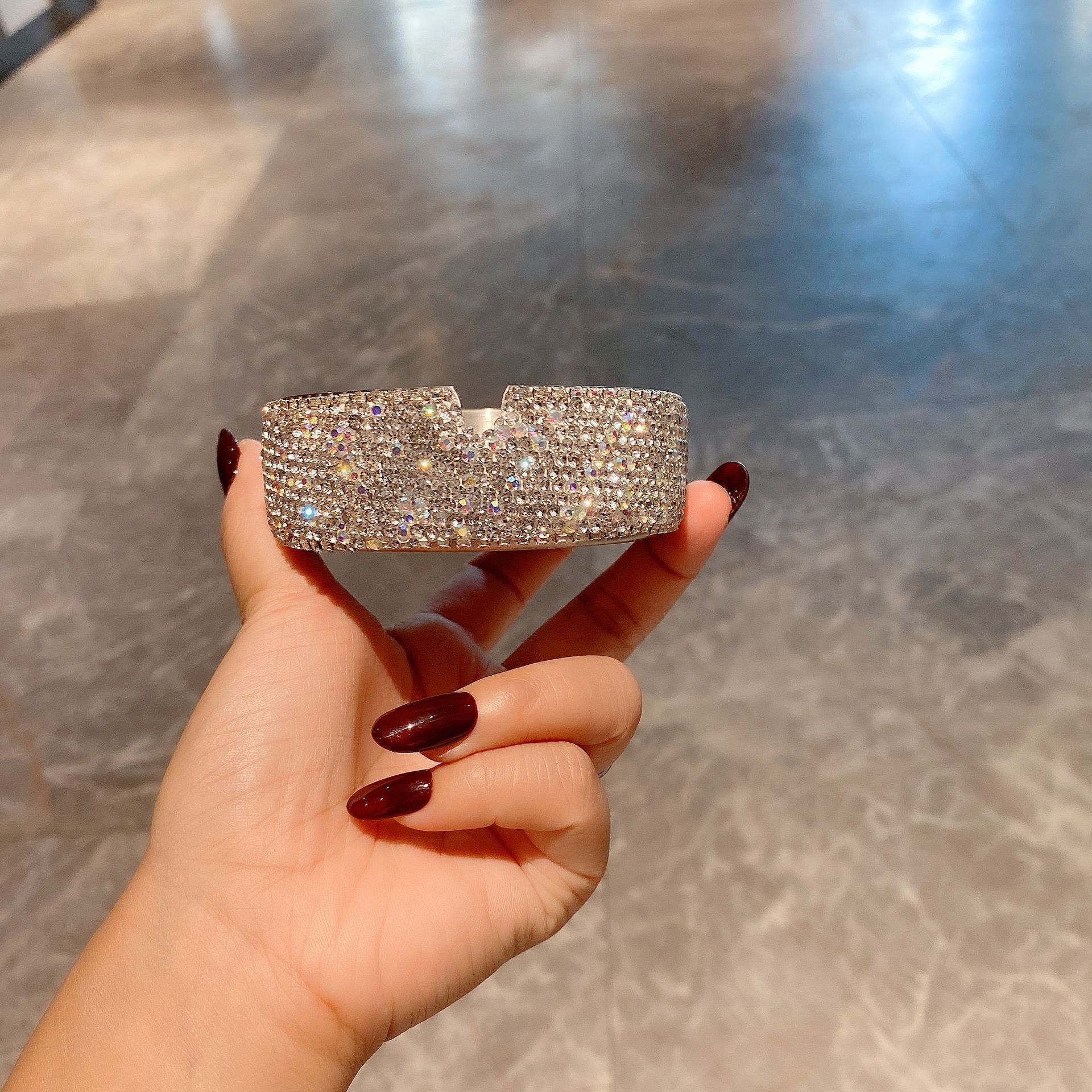 Creative diamond-encrusted ashtray, large stainless steel, personalized home use, diamond-studded ashtray, high aesthetic value, suitable for living room and car use