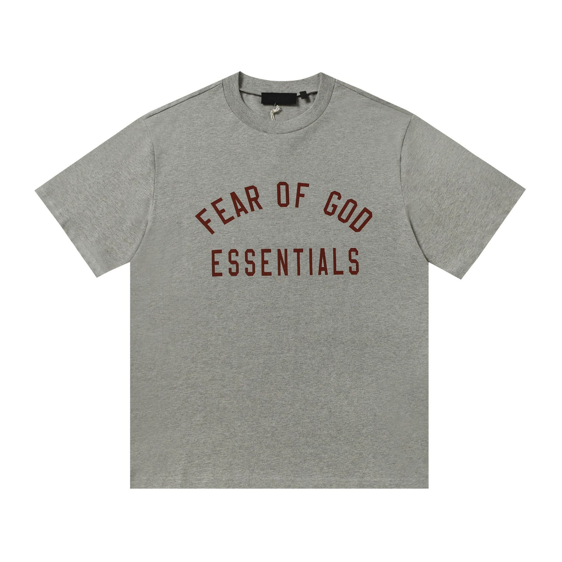 Una pieza de la marca de moda FOG de doble línea ESSENTIALS letra con lema impreso camiseta de manga corta para hombres y mujeres media manga en la calle