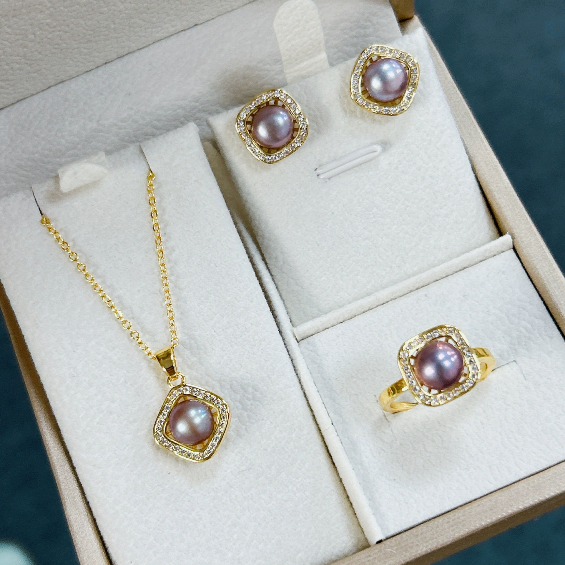 Комплект из натурального пресноводного жемчуга для женщин, универсальная цепочка на ключицу, кулон в том же стиле с маленькой ароматной звездой, серьги и кольцо, комплект из трех предметов.