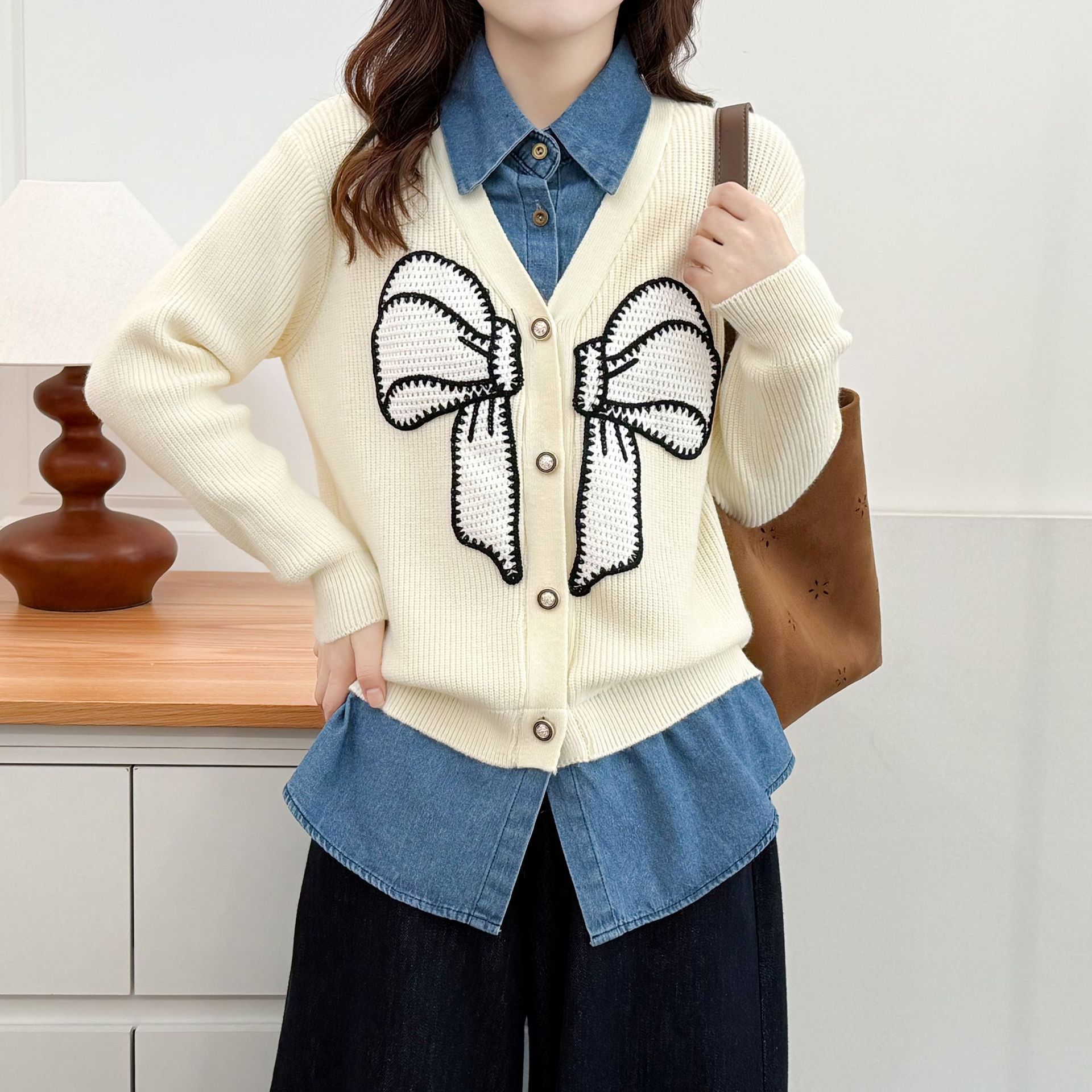 Cárdigan de dos piezas falso bordado de estilo francés para mujer de talla grande, diseño patchwork de mezclilla con lazo, prenda exterior de moda de otoño_voghion.com