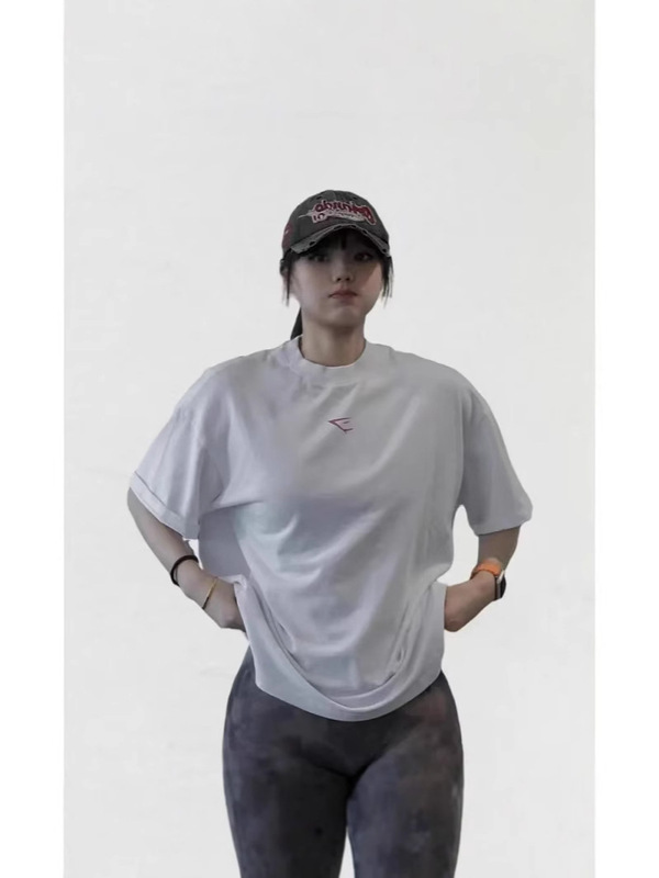 オーバーサイズのファッショナブルなスポーツスタイルのシックなプリント綿100%半袖Tシャツ、トレンディな個性のトップス|undefined