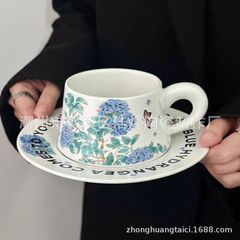 レトロな油絵のようなアジサイのコーヒーカップのセットの下のお茶の高級で精巧なプレゼントの箱の中の高級感のお土産
