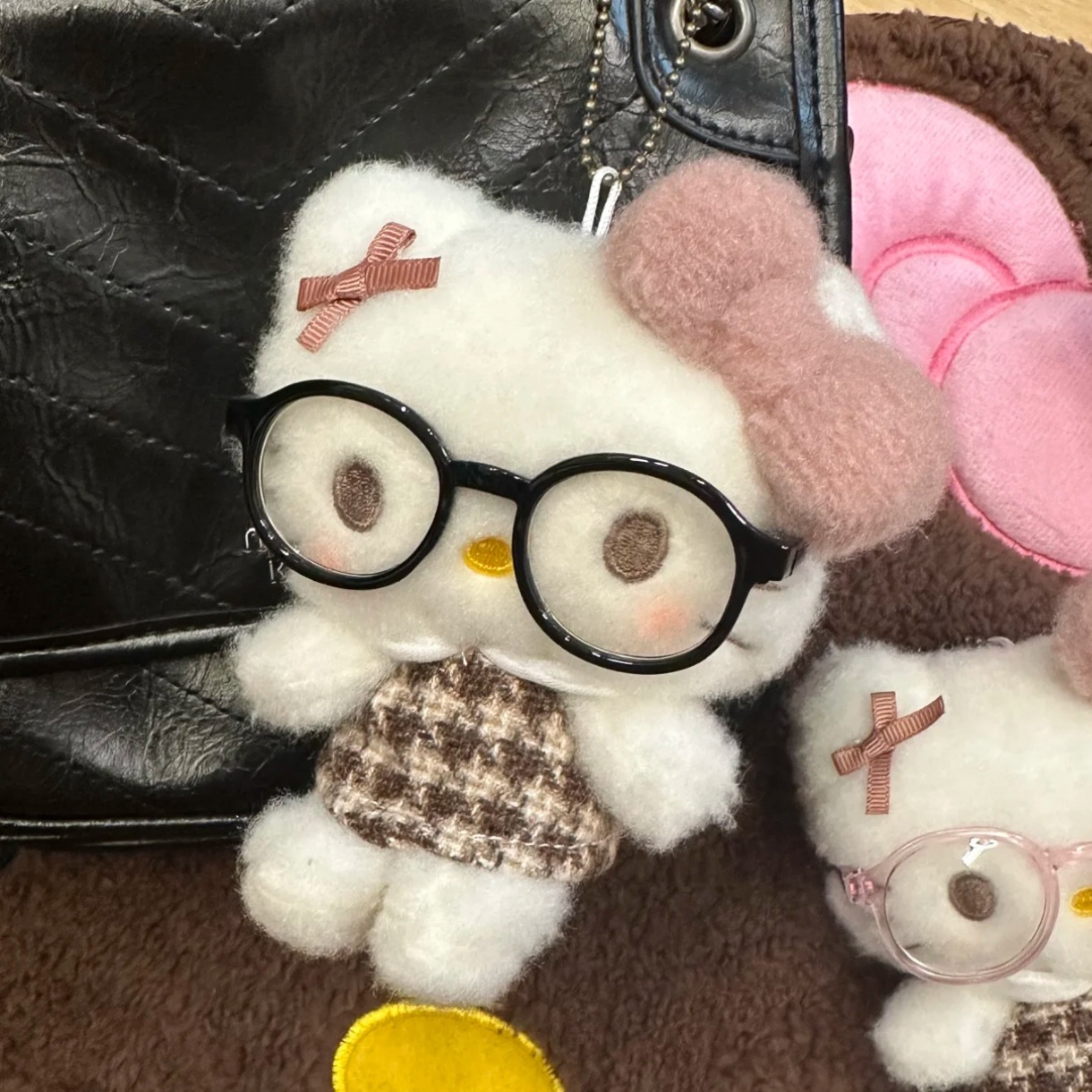 체크무늬 스커트 키티 블랙 컬러 안경