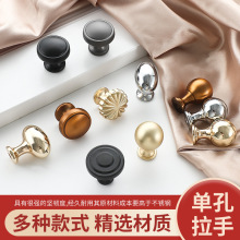 �F�����s�X�Ͻ��ο׽�ɫС���ֺ�ɫ�A�������������~���z����