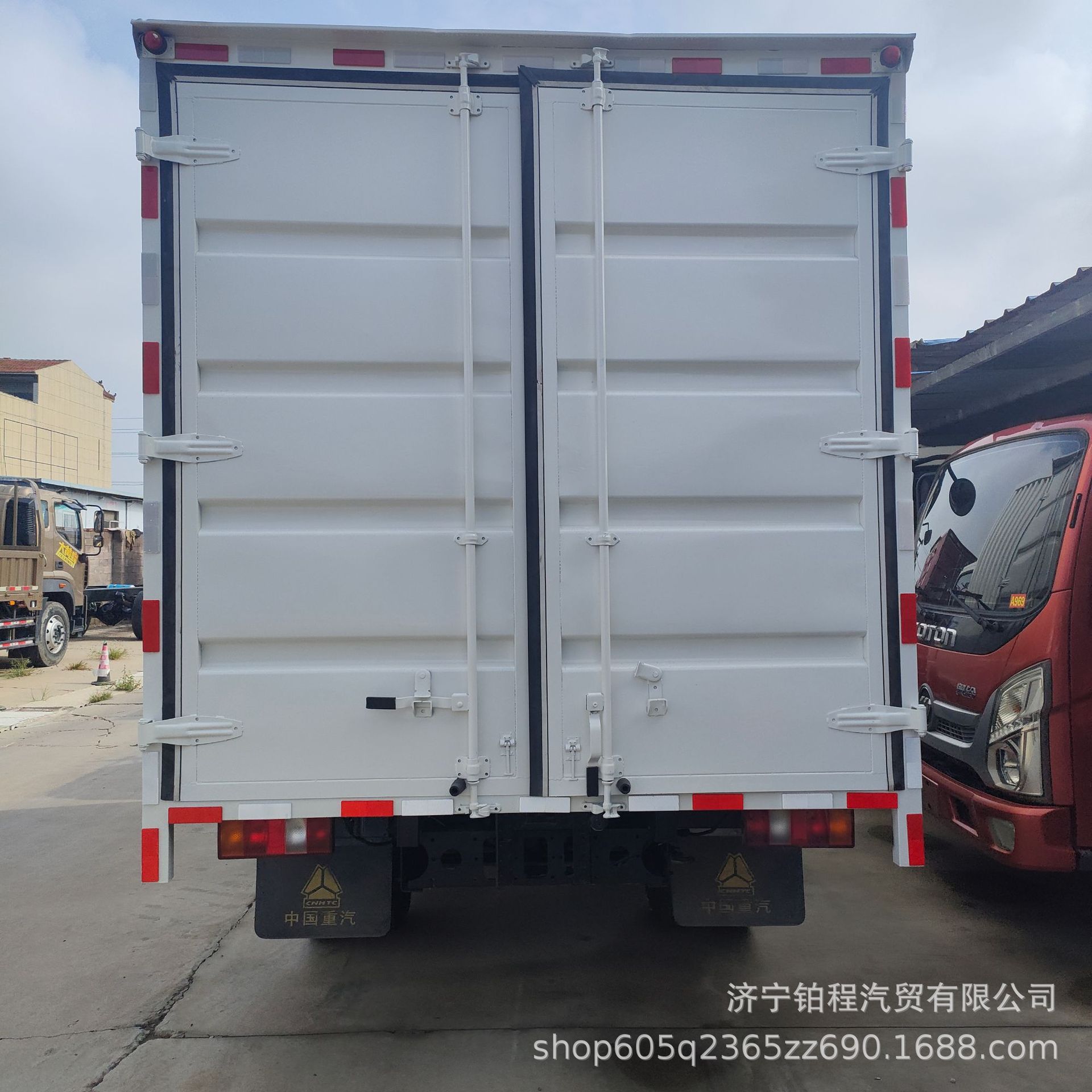 Cross-border export of 5-10 ton small dump trucks, Sinotruk light-duty garbage dump trucks, new stock vehicles 4X2 light-duty rear-wheel drive