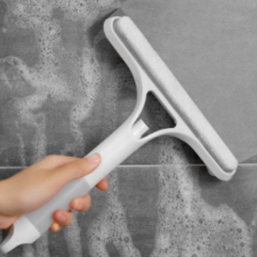 ガラスの神器を拭きます。家庭用ガラスは三合一のワイパー板を拭きます。|undefined