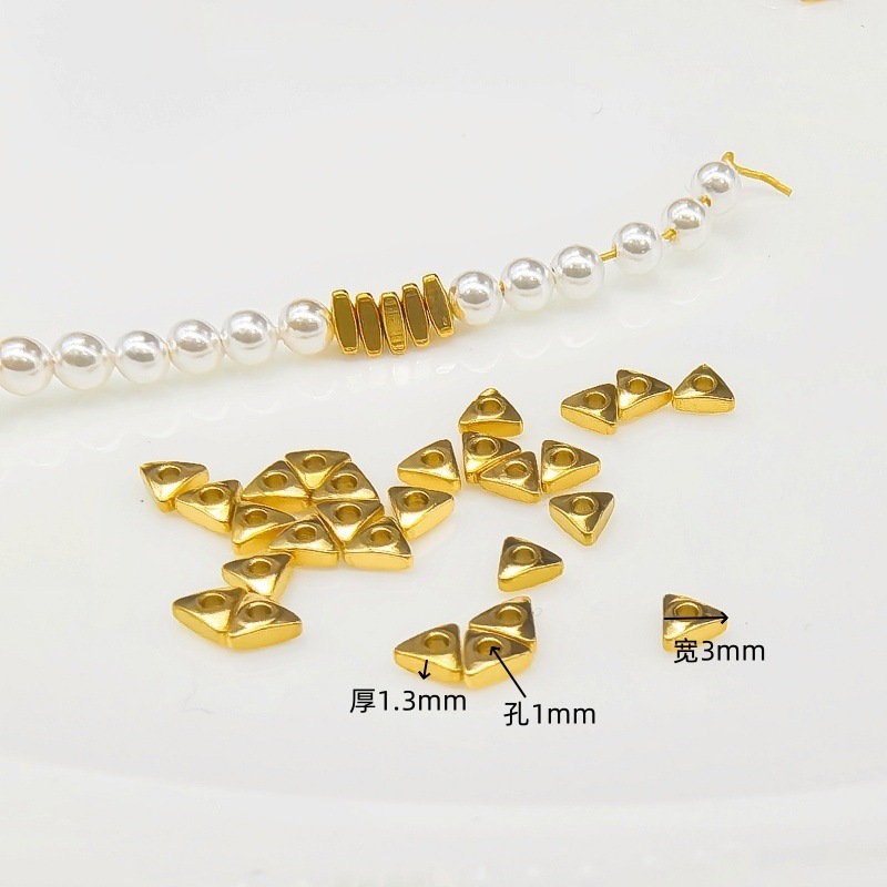 チタン鋼ジュエリーアクセサリー三角形砂利ブロークンシルバー真空メッキ 18 K ゴールド色保持 DIY ジュエリーアクセサリー三角形スペーサービーズ|undefined
