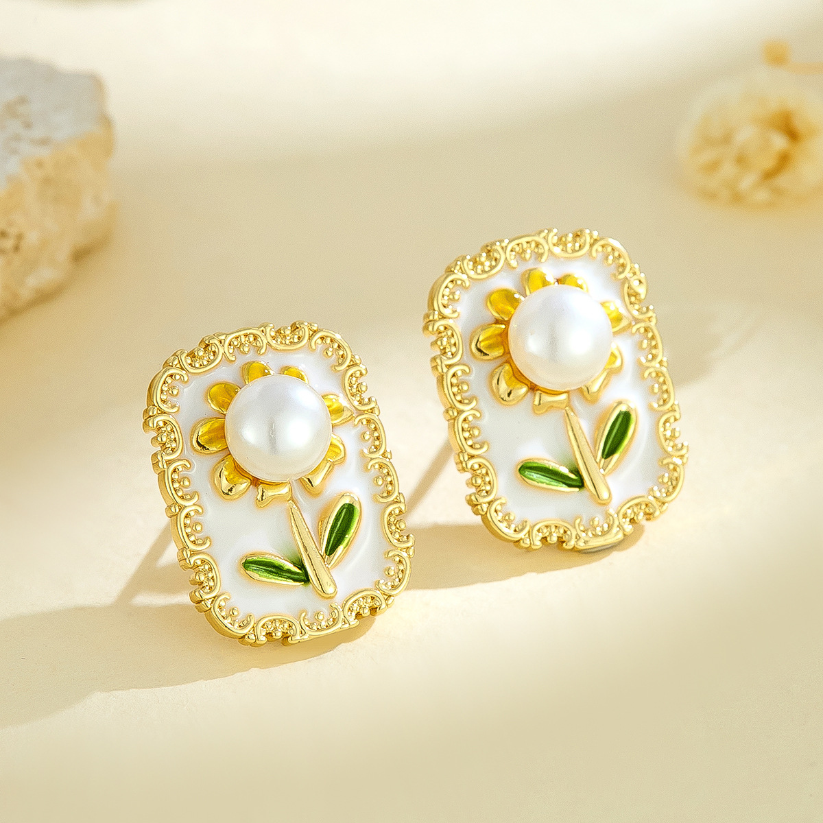 Pendientes de flor de girasol de perla con incrustaciones retro de estilo de lujo ligero Pendientes de aceite de goteo de esmalte pintado de estilo de marea nacional al por mayor transfronterizo